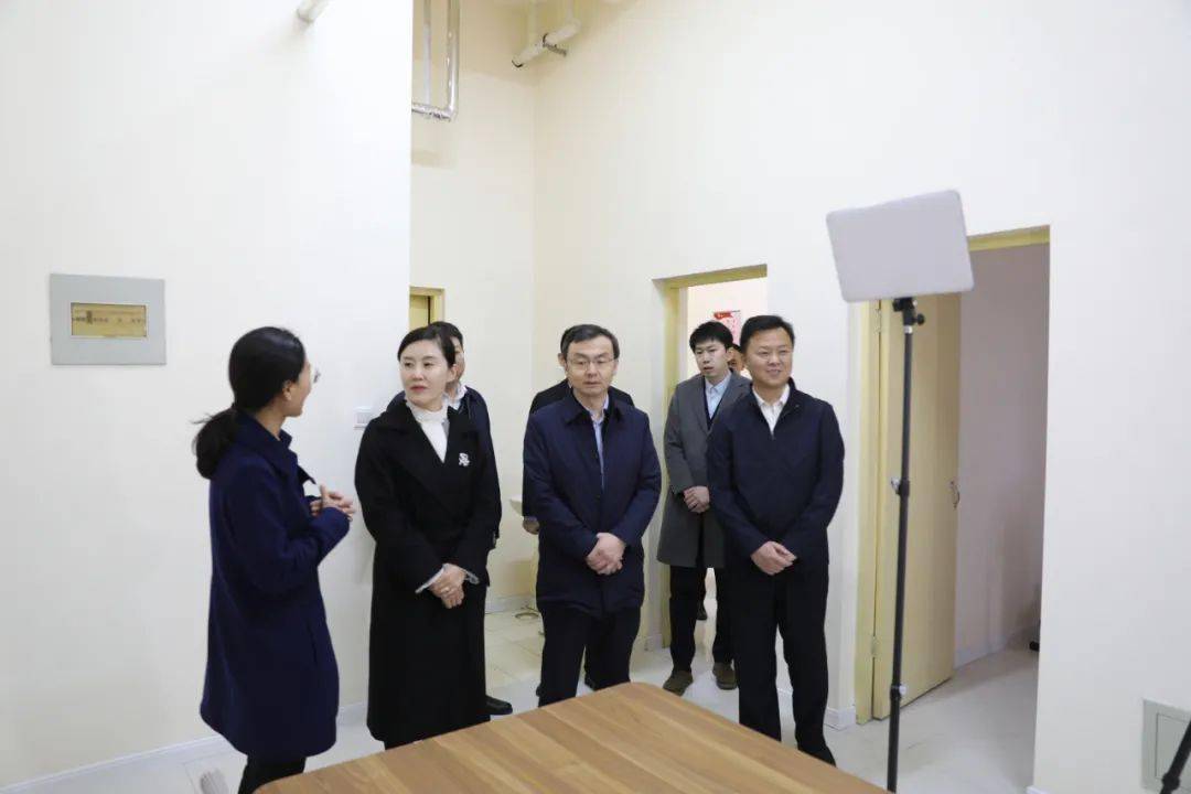 在邹平人才公寓,丁卫卫一行听取了相关负责人关于人才公寓规划建设