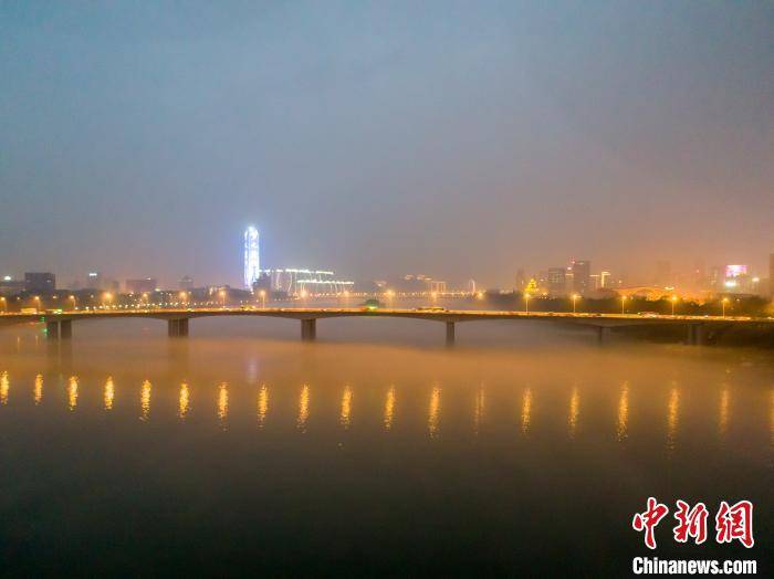 广西柳州出现平流雾景观 江面雾气缭绕如仙境