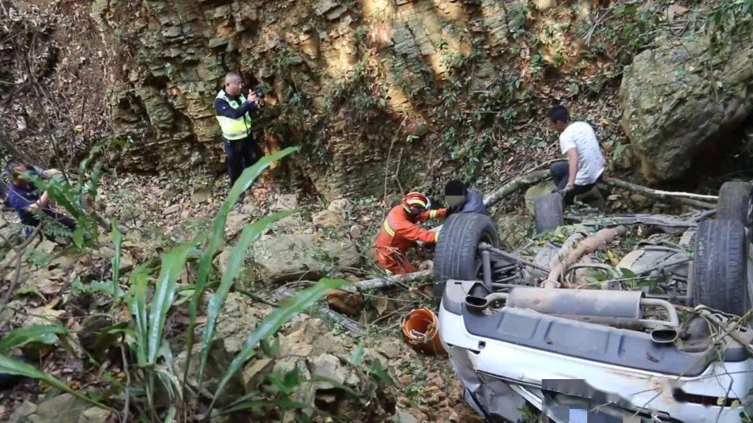 再次发生坠崖事故特别在开车上山的时候要注意行车安全大家出门祭祀时