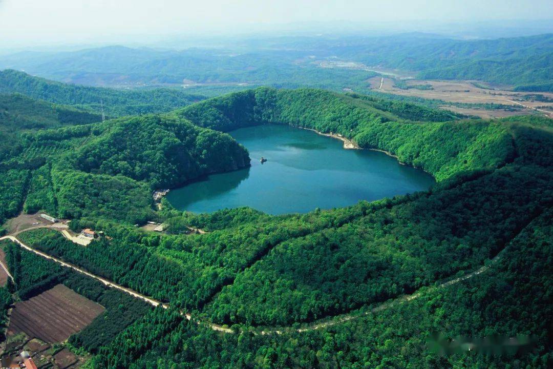 吕宋岛火山湖图片