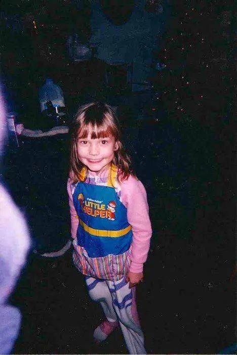 出生在芝加哥的kloss 父亲是急诊医生,母亲是自由职业导演,她从小在