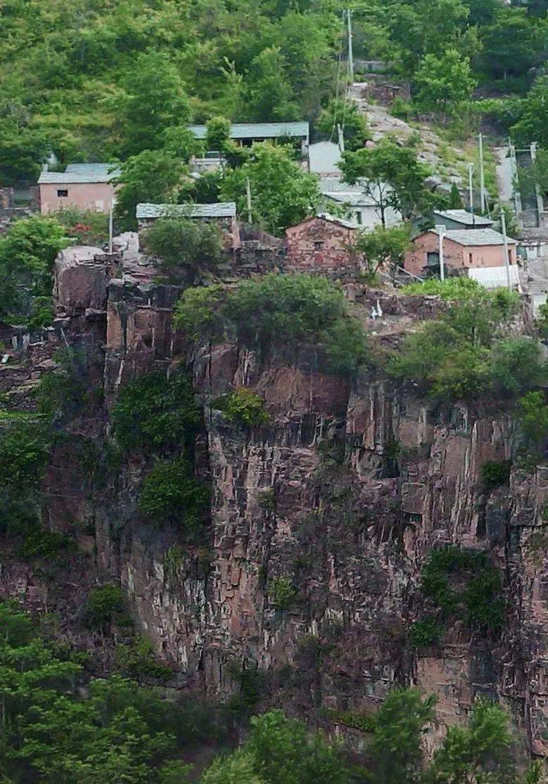 房山悬崖上的古村图片