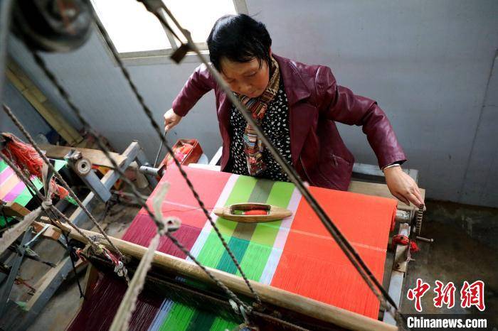 河南再现传统手工织布技艺促留守农妇就业