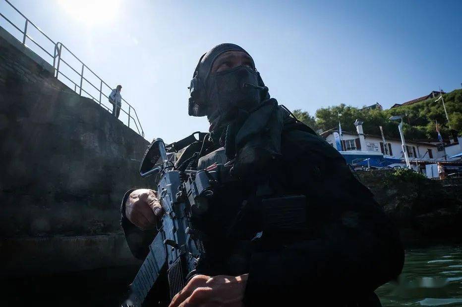 法国raid图集黑衣黑甲黑盔黑盾绝对够酷