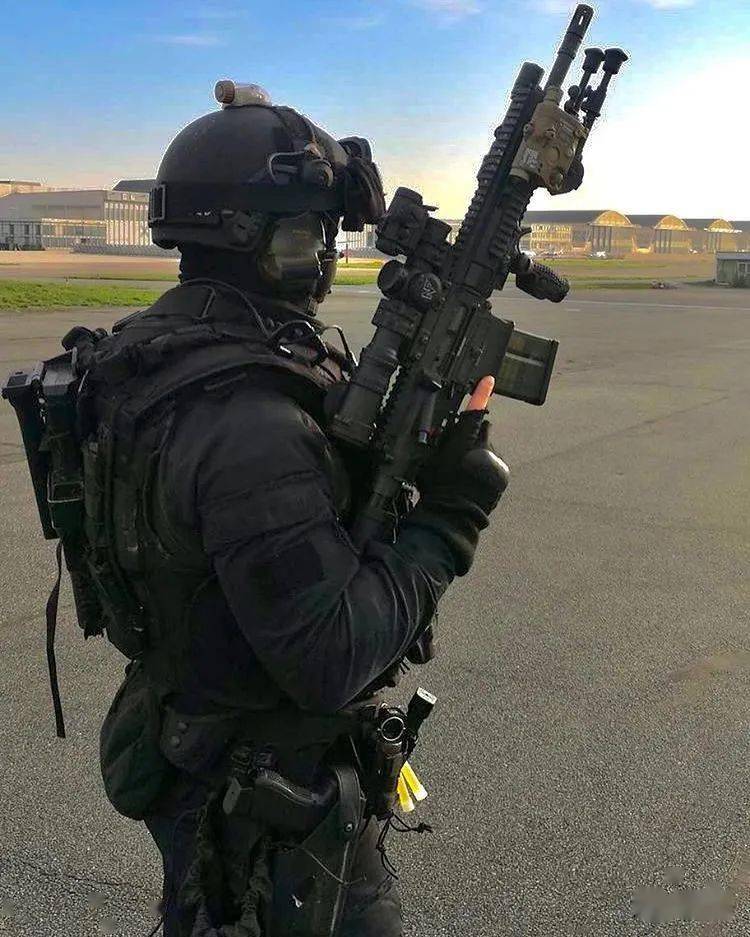 法国raid图集黑衣黑甲黑盔黑盾绝对够酷