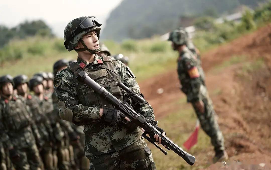 燕破岳,他突破以往偶像剧男主形象,放下包袱,剪起了寸头,成了一名军人