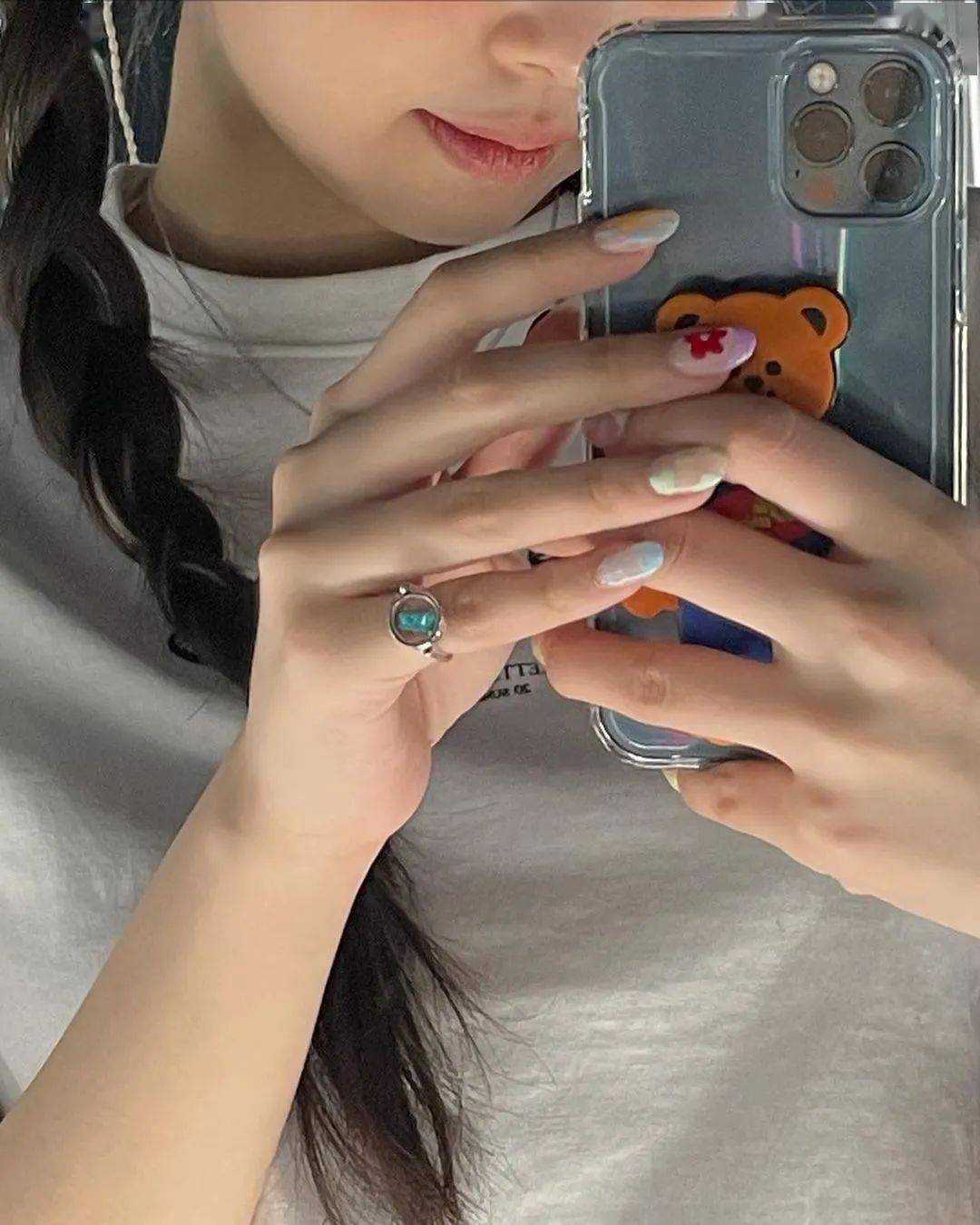 jennie的对镜自拍是在给我种草手机壳