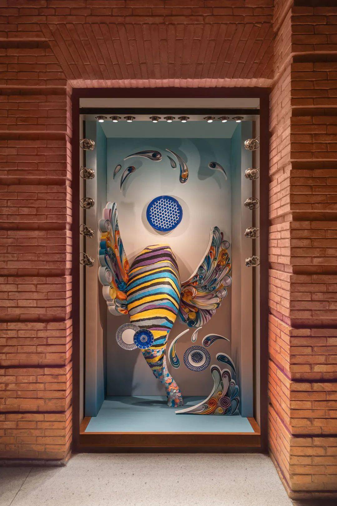 hermès诚邀艺术家yuliabrodskaya打造海洋绮镜橱窗