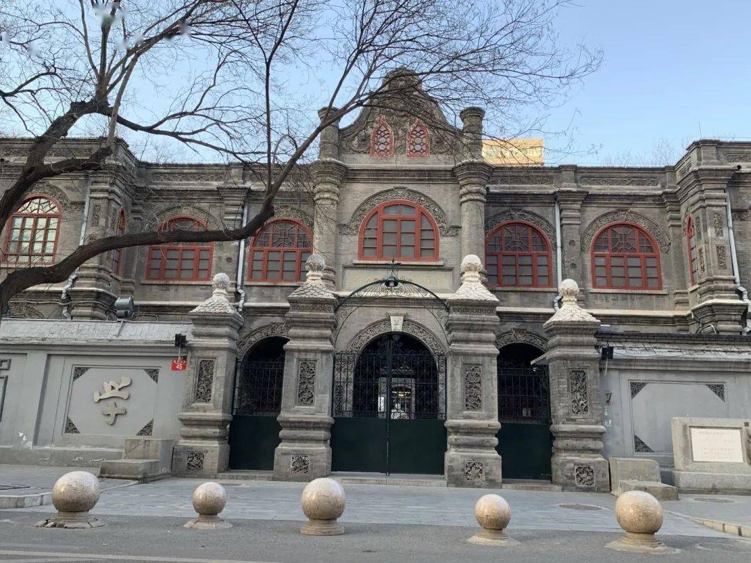 建筑出现在眼前,这便是北京女子师范大学原址,如今是鲁迅中学的校址