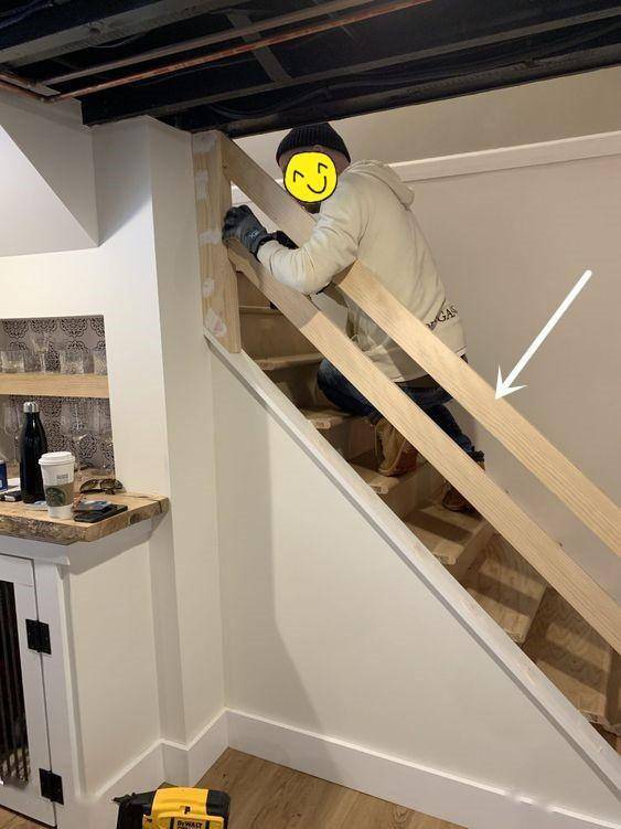 实木楼梯扶手安装师傅图片