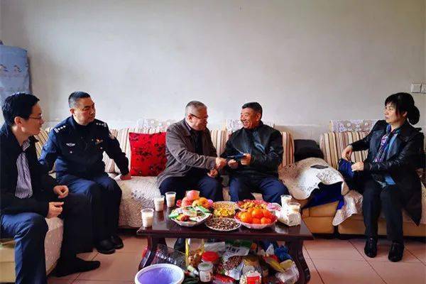 省人民警察基金会来桃看望慰问陈军烈士家属