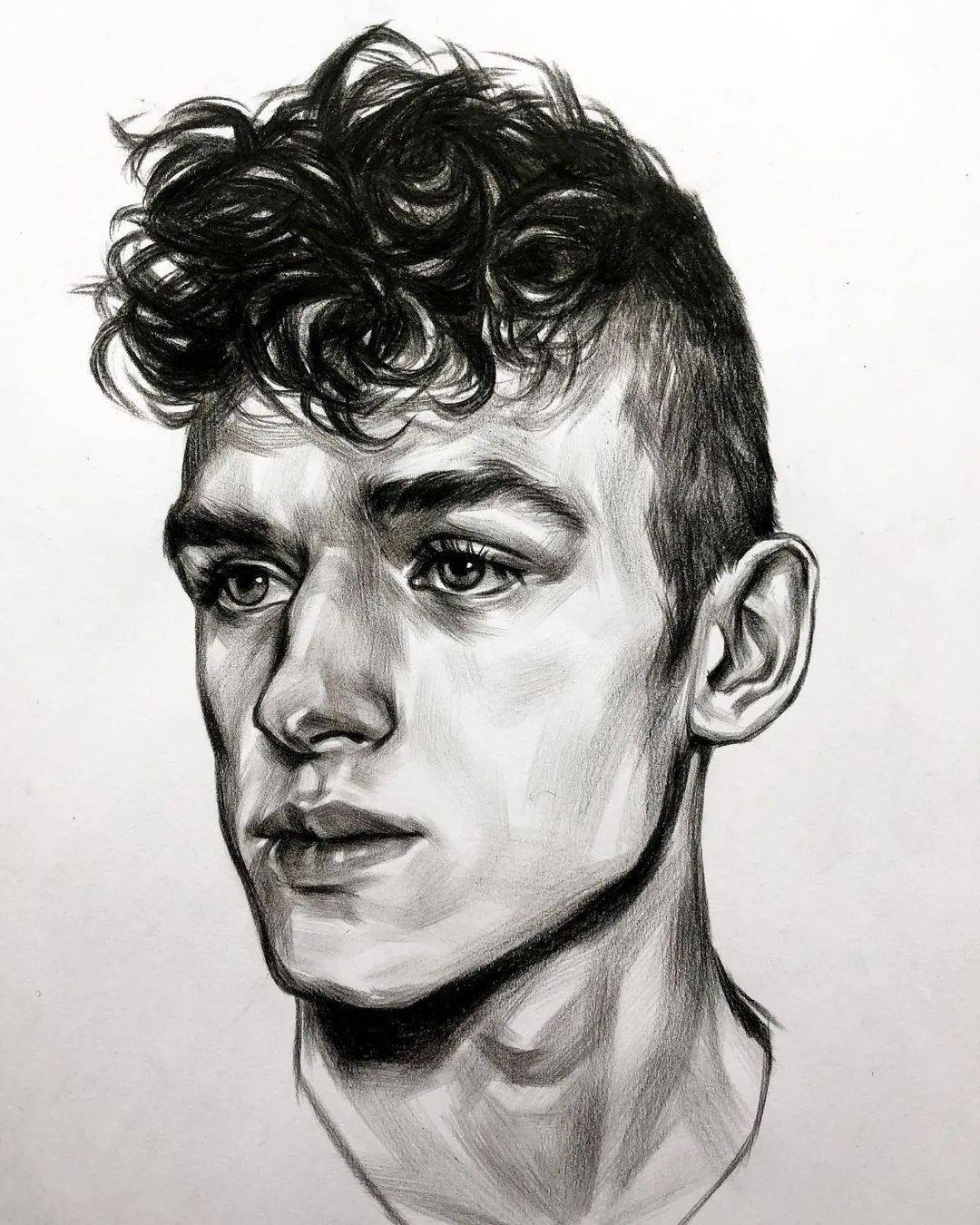 造型非常扎实的素描人像块面感好强