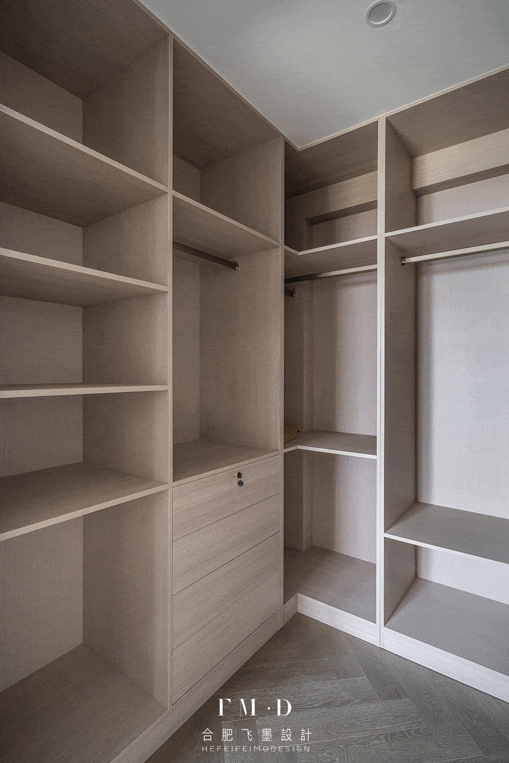 儿童房衣柜最值得让人注意的是侧面设计成了收纳式储物架,不仅可以放