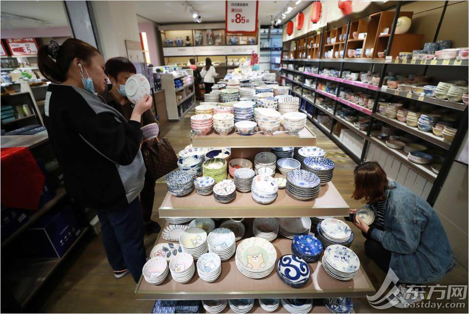 从锅碗瓢盆到被单箱包,特力屋的商品涵盖了生活所需的方方面面