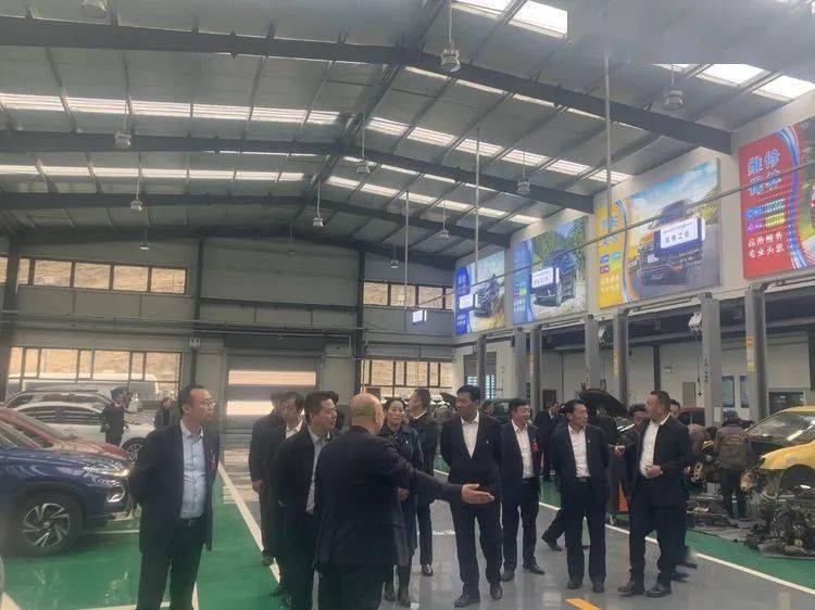 县长尼玛扎西迎接全州两会代表及委员.