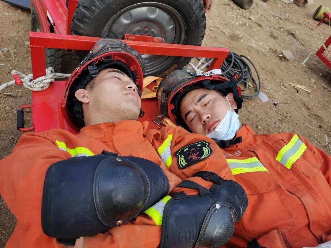 世界睡眠日丨快来围观消防员的专属睡姿愿他们夜夜好眠