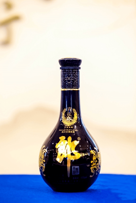 青花郎定位升级 「赤水河左岸 庄园酱酒」全球发布!_郎酒