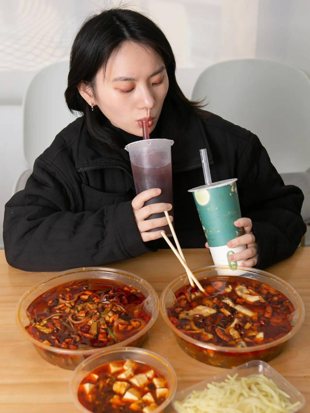 办公室挑战打工人当自强快强准地解决上班族的皮肤问题