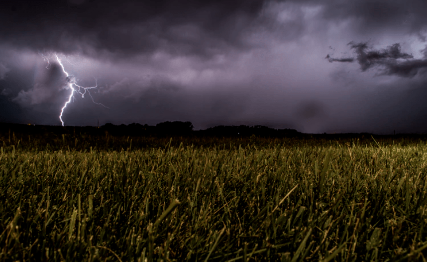春分三候始电:春分时节,最初的雷电,雷声显得更突出,闪电感觉只是陪着