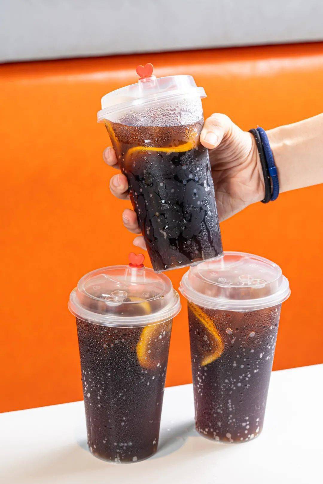 精心熬煮的酸梅汁,以乌梅为主,柠檬山楂为辅,味道酸甜可口,饭后来上一