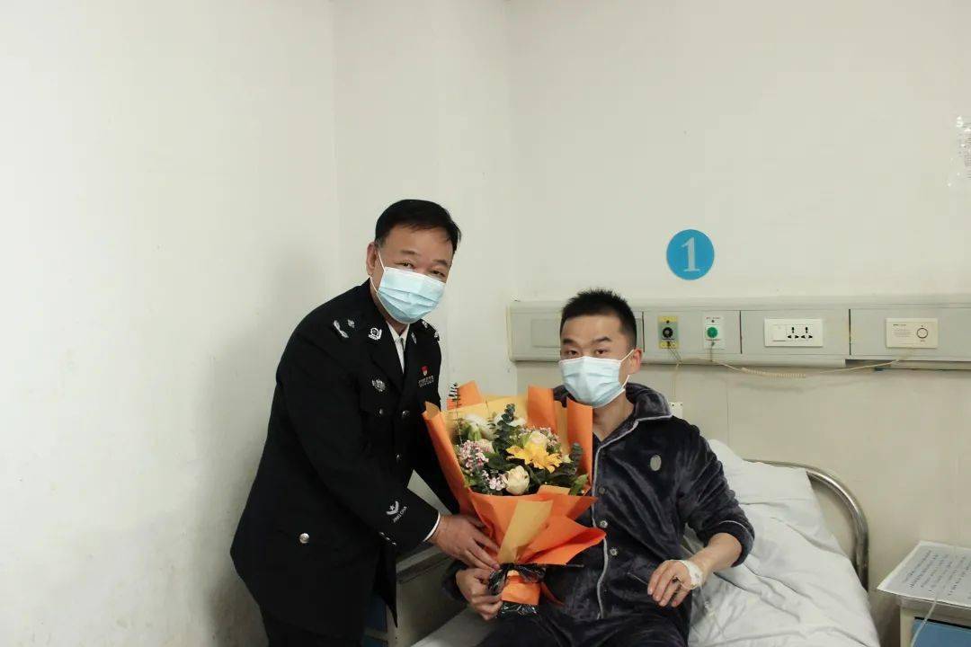 【缉毒现场】毒贩落网,抓捕民警英勇负伤!_谌忠彪