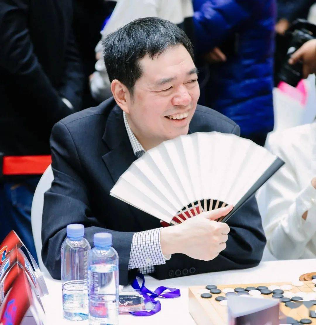 马晓春,职业九段,中国首位围棋世界冠军,曾创下中国围棋名人战十三连