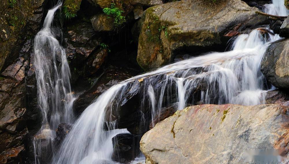 重重地跌落在突兀的岩石之上,激起一般狂涛,浪头飞溅,数十股泉水,汹涌