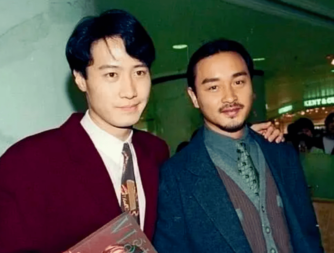 因为是晚辈,黎明一直很尊敬张国荣,即便贵为天王,在哥哥面前一直是