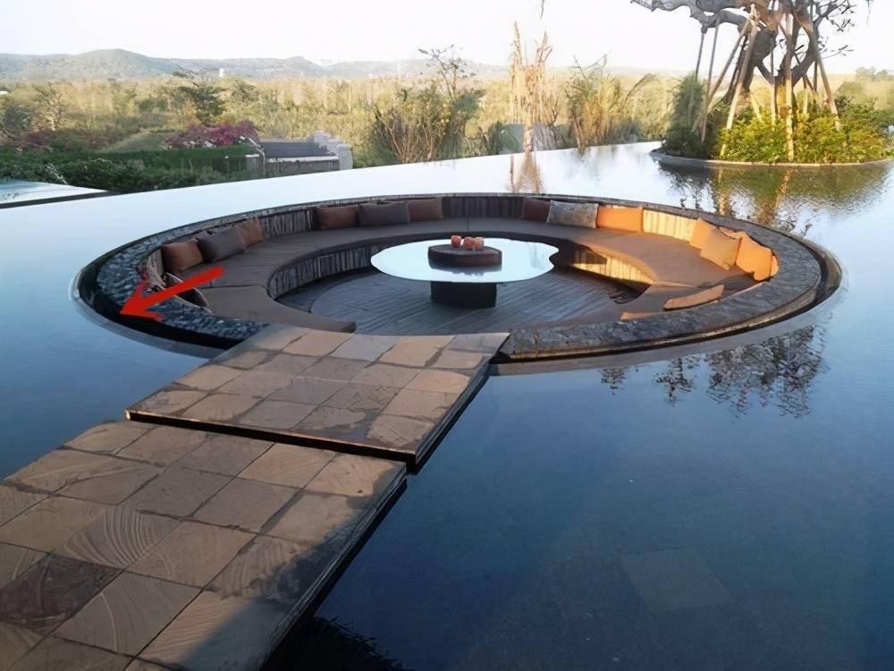 不愧是别墅级的利用鱼池中间做下沉式置身水中央转身就摸鱼