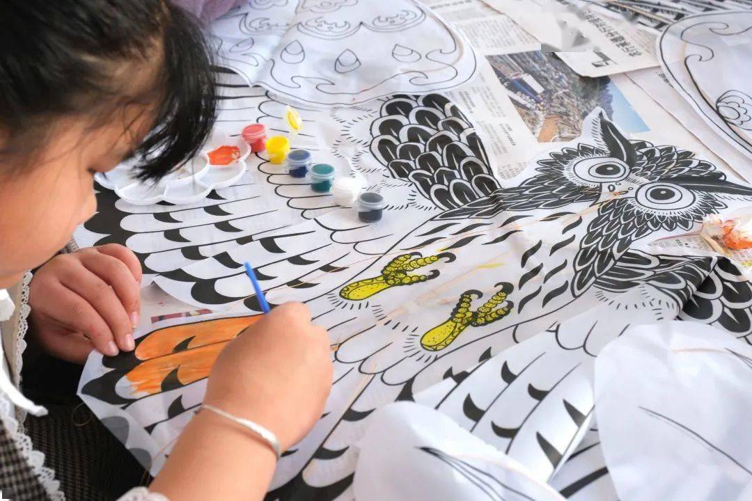 手绘春天,放飞梦想!团县委开展人才家园社区青少年风筝diy活动