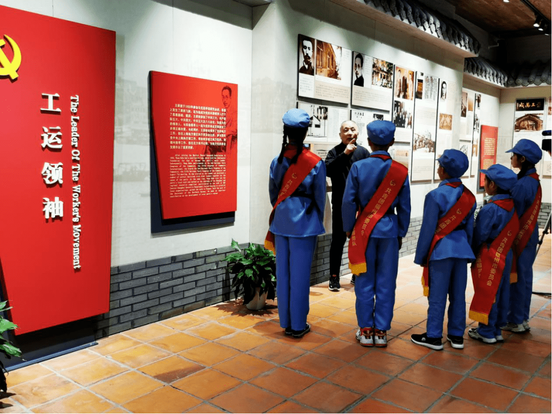 红色基因代代传铭记党史再前行学习王荷波英烈先进事迹主题队日活动