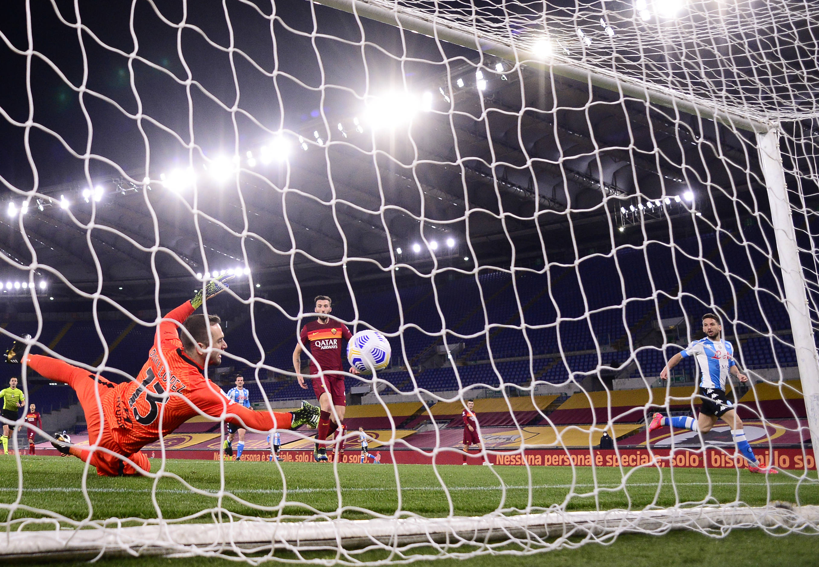 足球——意甲:那不勒斯胜罗马