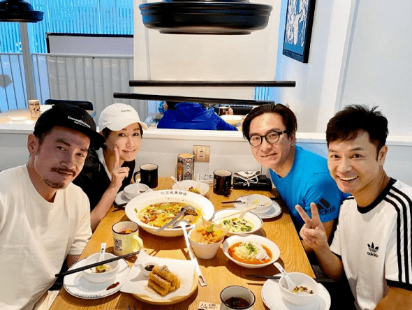 《白色强人2》主演同框！马国明颓废look现身，发际线惊呆网友
