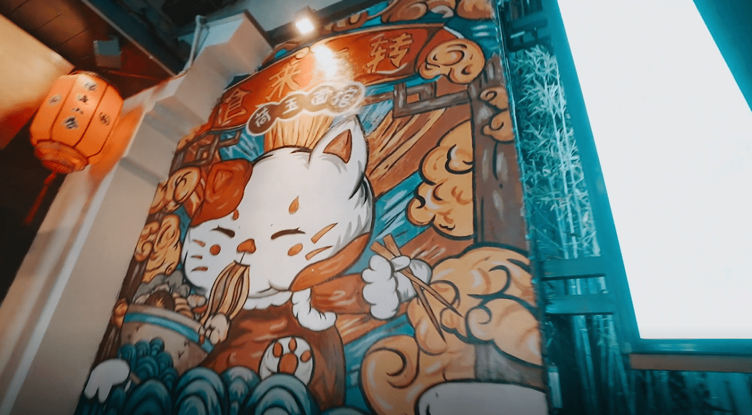 不止墙面,电线杆上都被喜欢打麻将的招财猫手绘图占领.