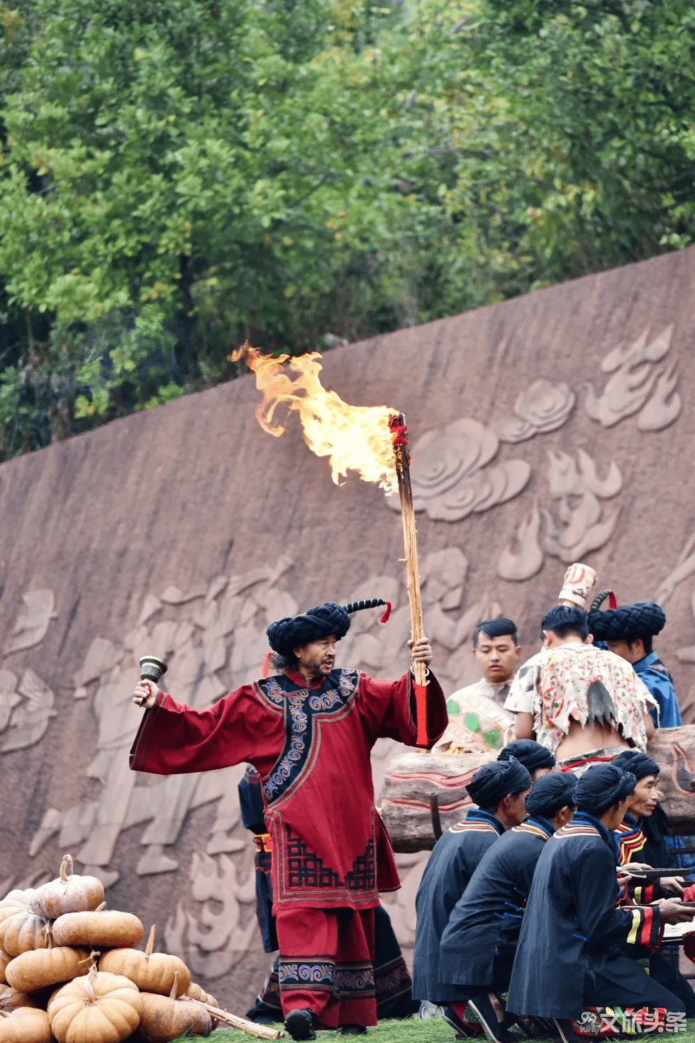 在欢乐的《哀牢打歌》中,中国·双柏2021彝族虎文化节"老虎笙"展演落