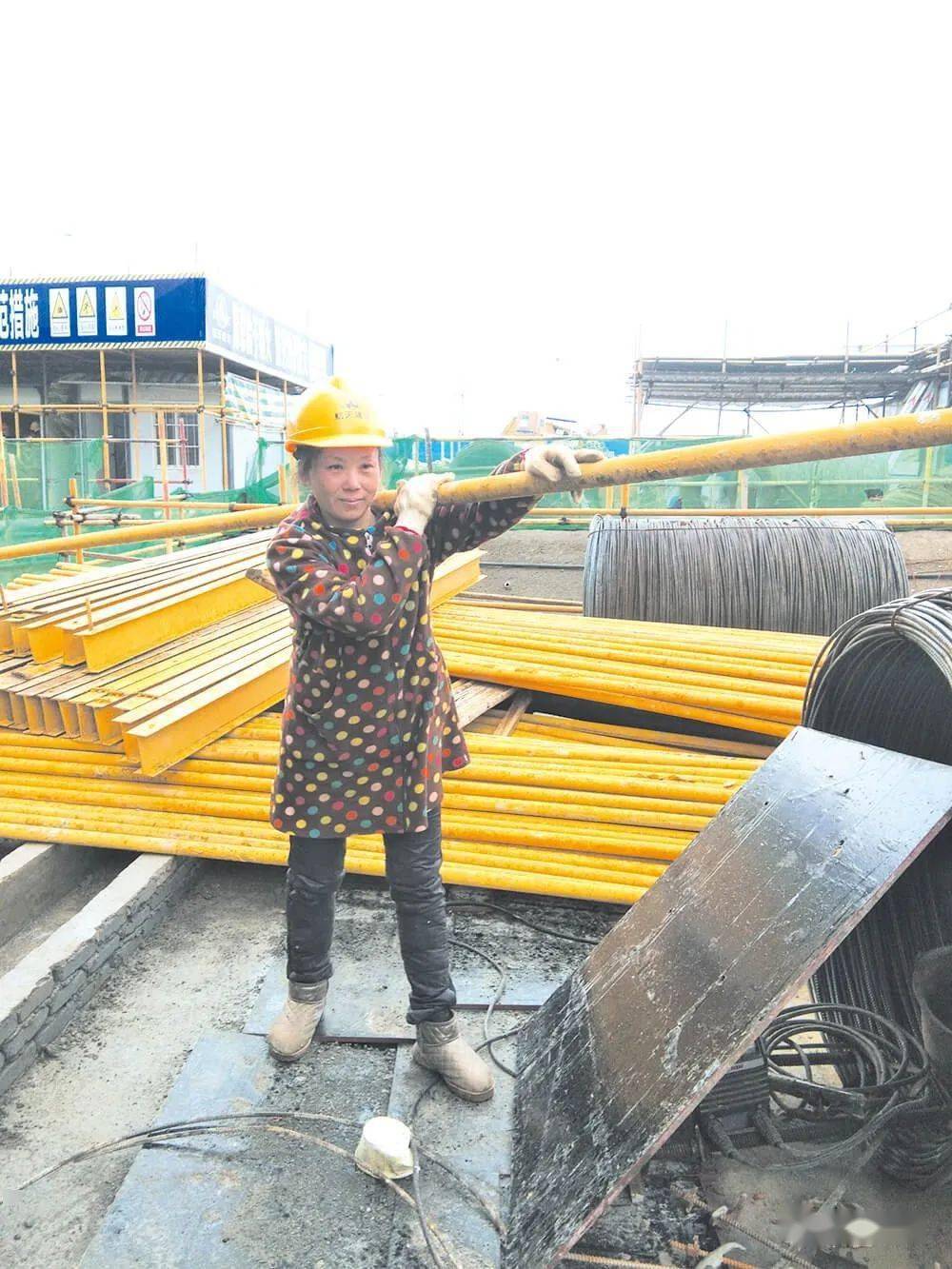 提灰桶扛钢管运沙子荆门女子拼搏9年为亡夫还清债务