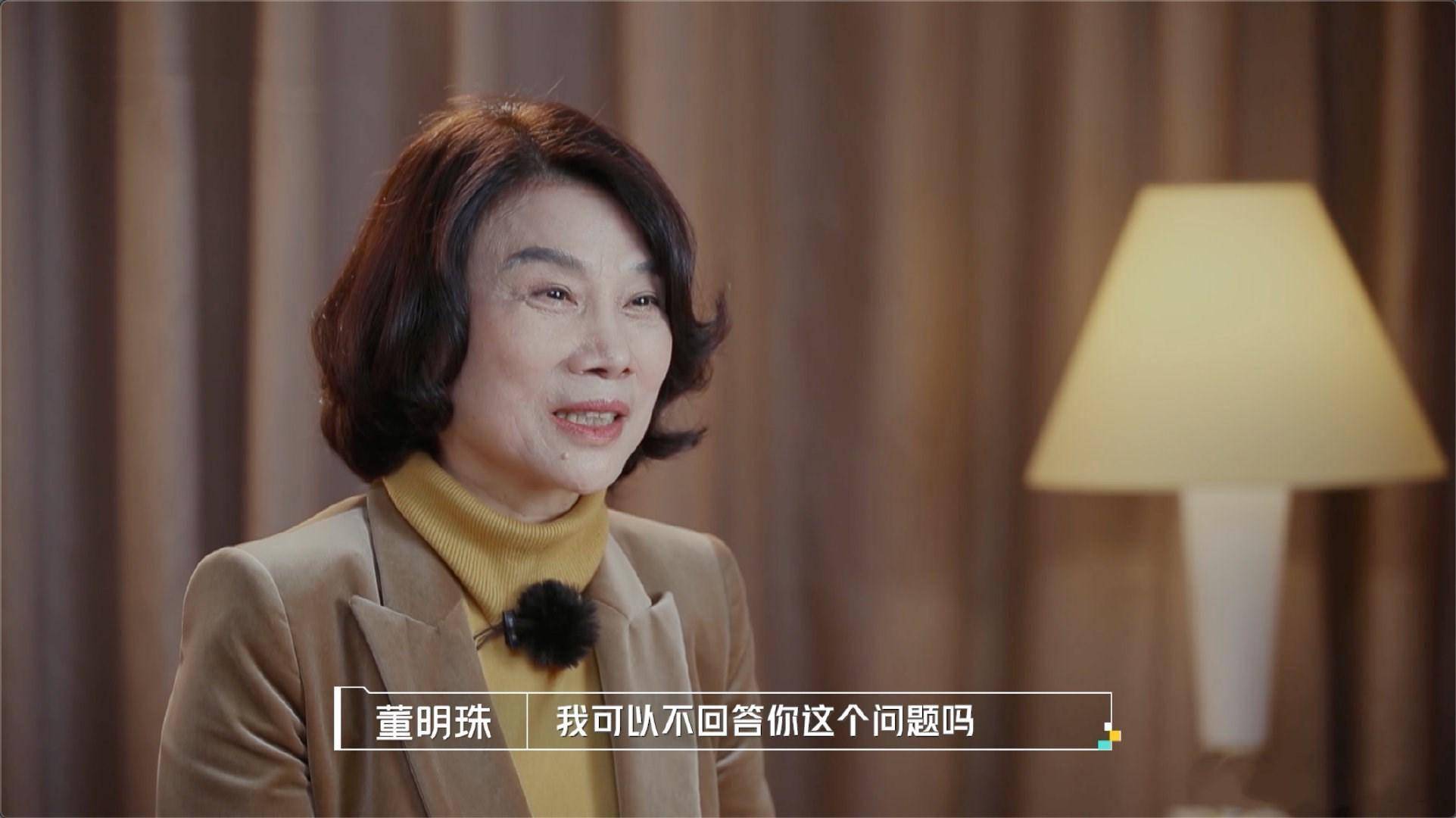 董明珠综艺首秀受追捧,齐肩短发显干练,用纯色系演绎女强人穿搭_职场