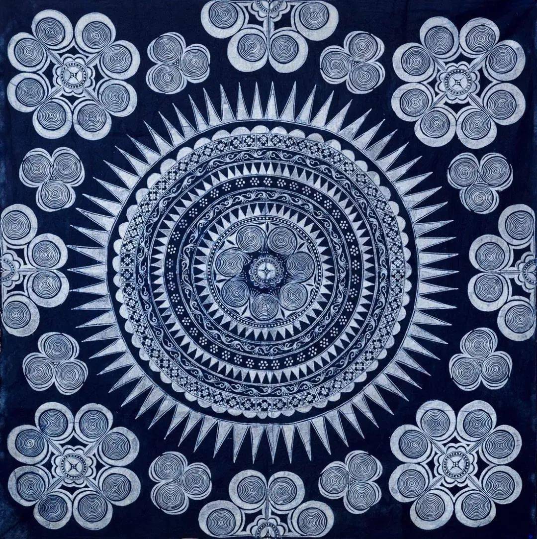 "在目前很多国际性的展览中,一方面已经将蜡染作为现代艺术,纤维艺术