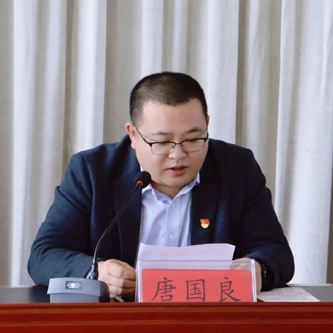 镇纪检书记,派出监察室主任唐国良宣读《关于依法维护村级换届选举