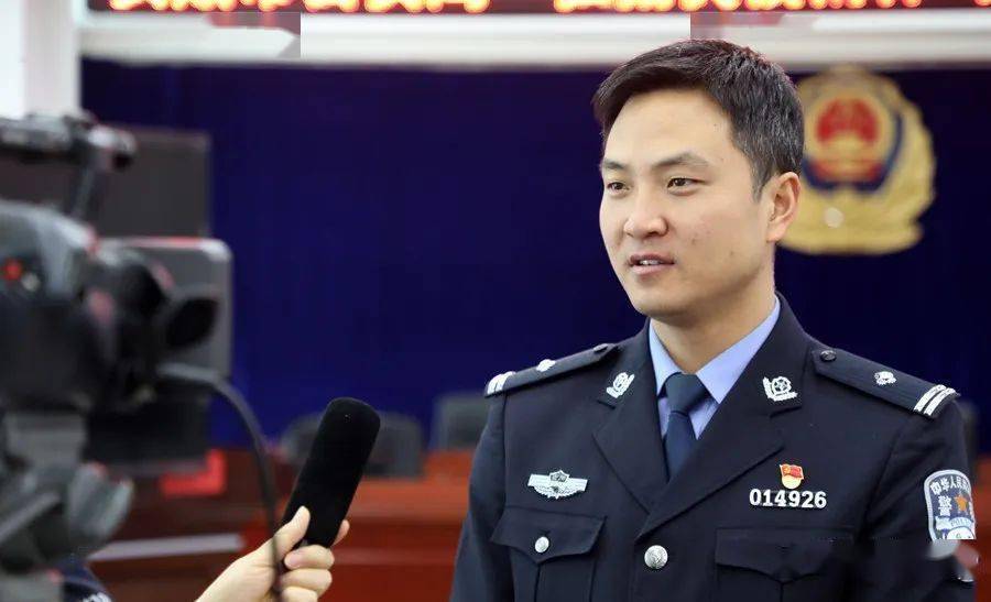 普定县中等职业技术学校副校长袁刚在报告会结束后,呼吁广大师生要以