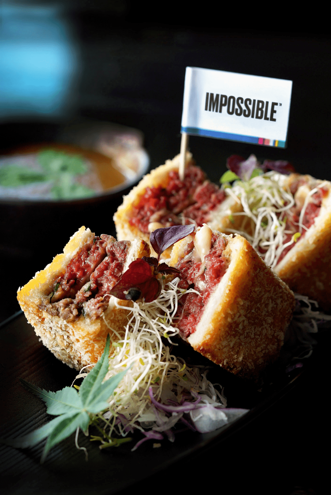 finless food 的人造鱼肉属于前一种,明星公司 impossible foods 的