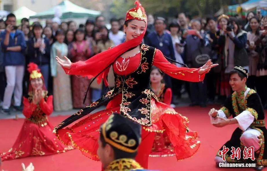 早在公元前2世纪的汉代于阗乐就已在汉宫廷演出龟兹乐舞,疏勒乐舞,高