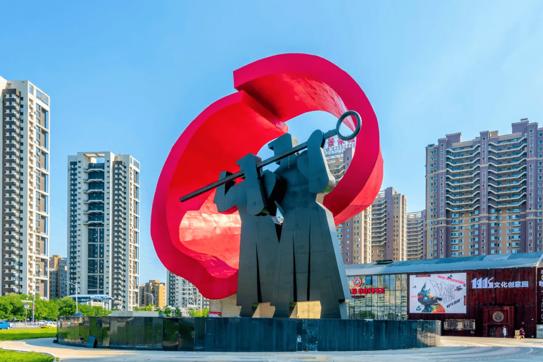 如果你来到铁西区,走在北二路,也许并不能真正感受到,这条始建于1941