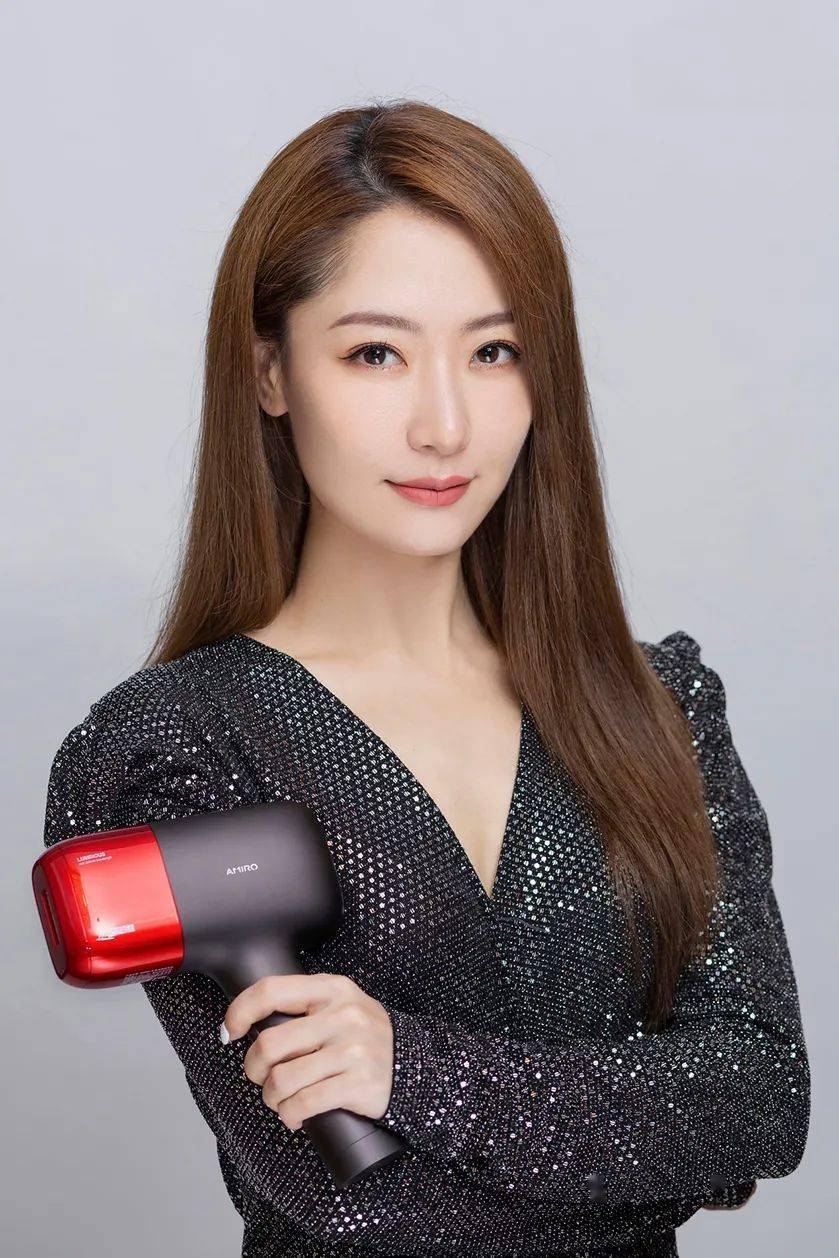 白冰代言amiro脱毛仪其中,存在着一种更轻量化,家用化的方式,就叫美容
