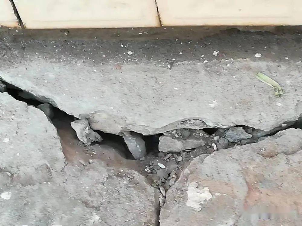 曝光为修八尔湖高速南部村民房屋遭损坏地基下沉