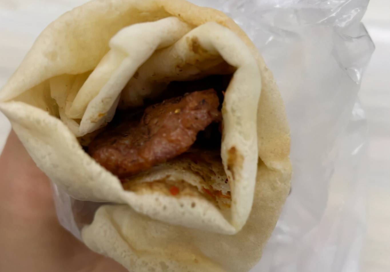 临沂街头惊现3元一个的里脊卷饼17年不涨价女孩子逛街必买