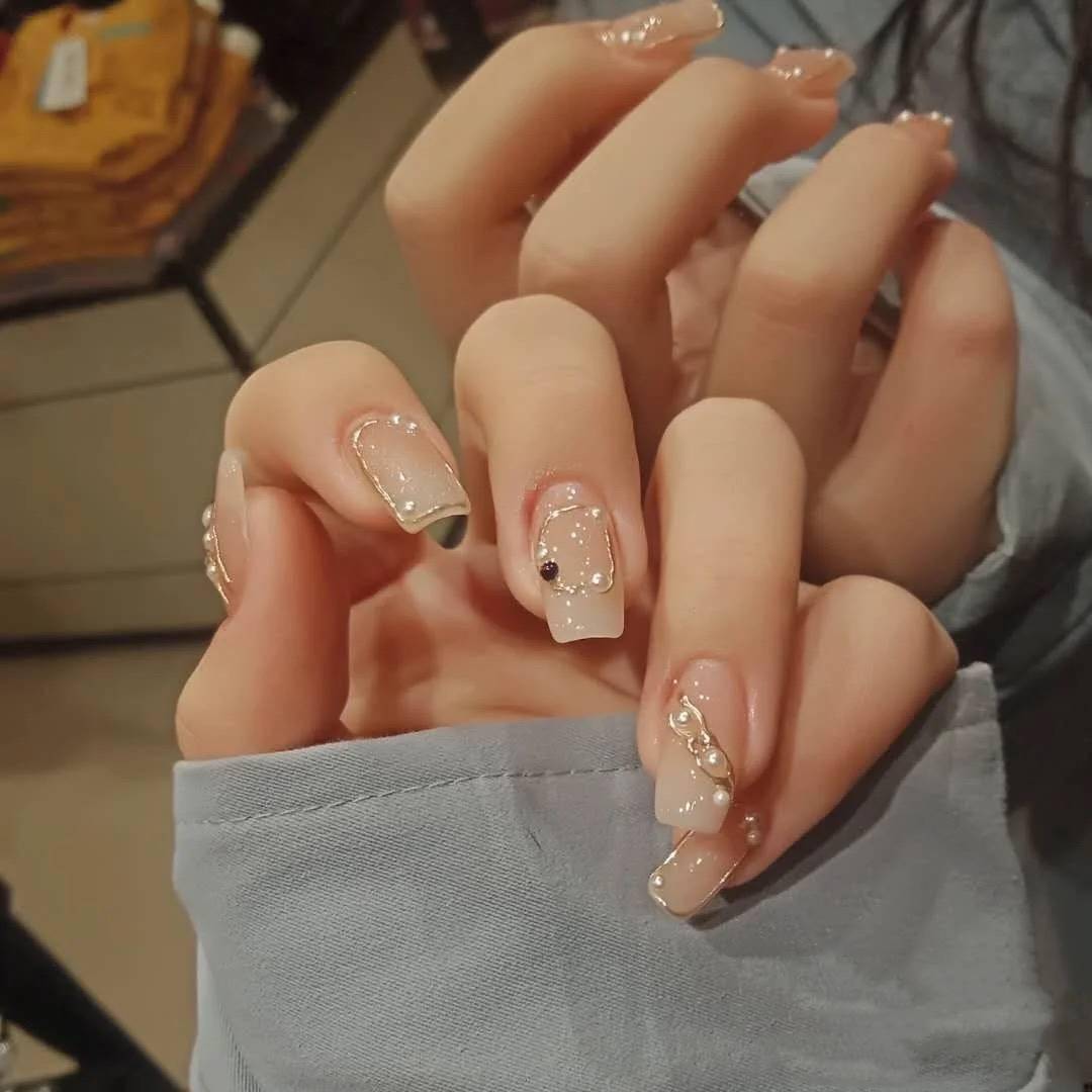 指甲油怎么涂好看简单的几个小技巧希望可以帮到你