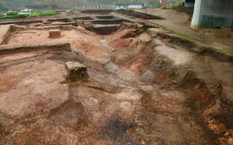 遗址堆积大致分三个时段,第一个时间段为花园庄期至殷墟一期,主要发现