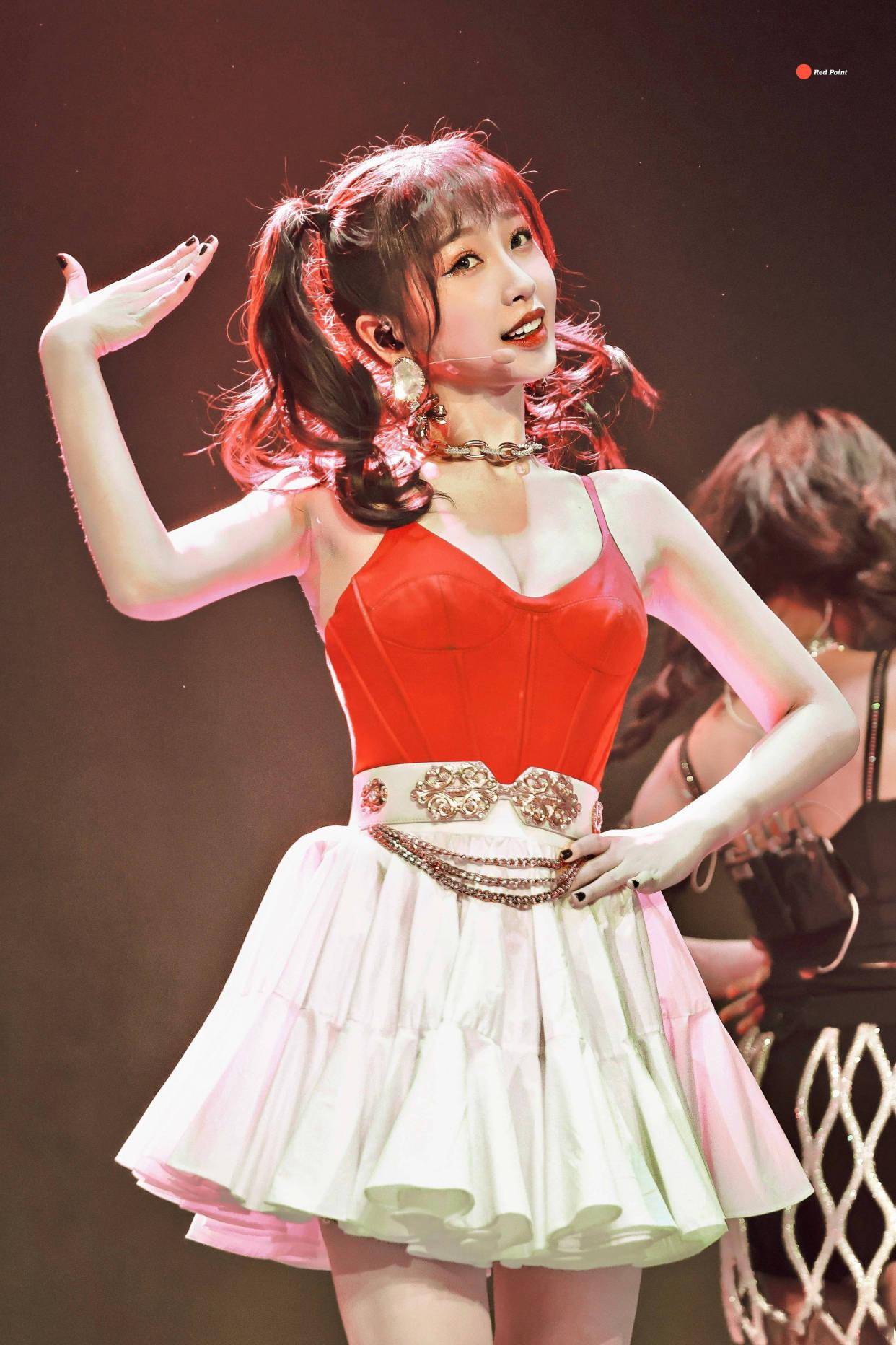 虞书欣演唱会造型来袭穿抹胸吊带秀性感香肩独具女神魅力