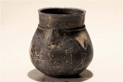 61新石器时代大汶口文化陶器表面的刻画符号